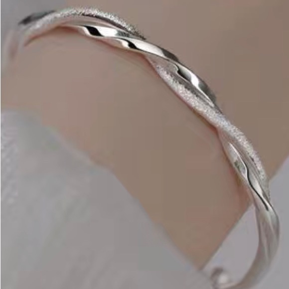 ⭐️925 Silver Mobius Nail Sand Bracelet - twist design that is adjustable - Picture 2 of 5